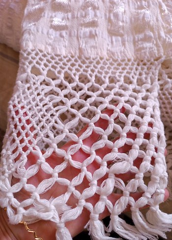 İki tarafı dantelli eskilerden kalma yatak örtüsü/ çarşaf. - Görsel 3