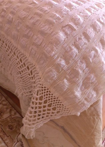 İki tarafı dantelli eskilerden kalma yatak örtüsü/ çarşaf. - Görsel 5