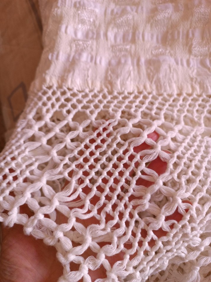 İki tarafı dantelli eskilerden kalma yatak örtüsü/ çarşaf. - Görsel 4