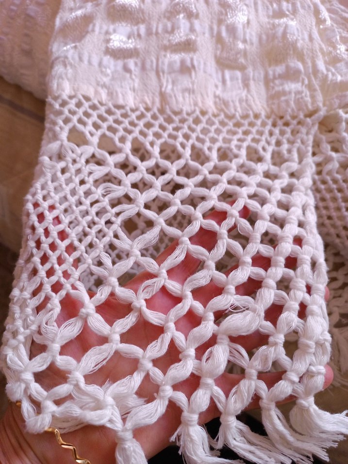 İki tarafı dantelli eskilerden kalma yatak örtüsü/ çarşaf. - Görsel 3