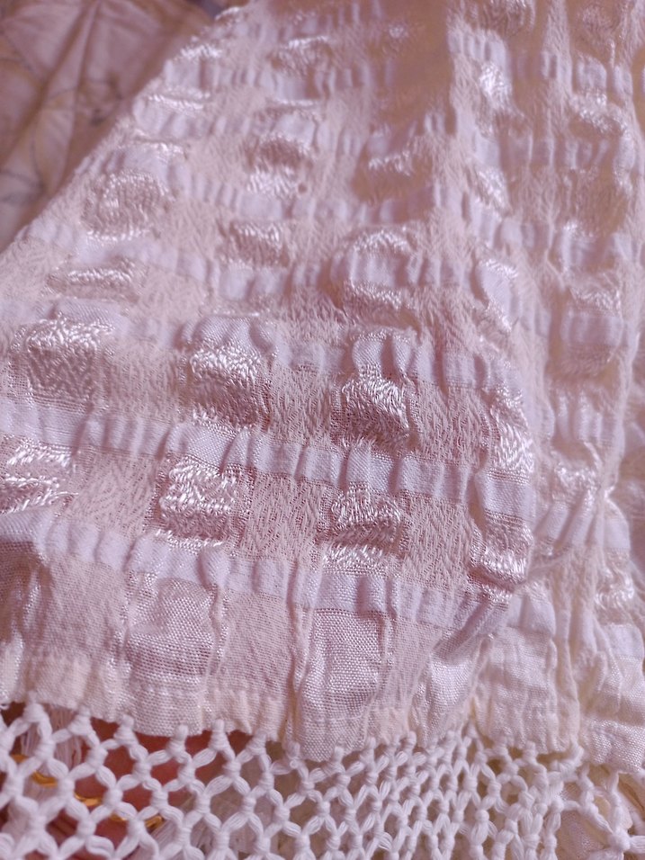 İki tarafı dantelli eskilerden kalma yatak örtüsü/ çarşaf. - Görsel 2