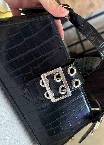 Zara Parlak Siyah Yılan Derisi Desenli Tokalı Kadın Çanta