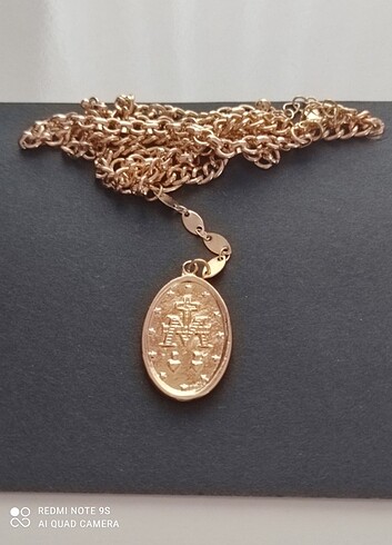 Beden altın Renk Meryem Ana sembolü olan gold kolye
