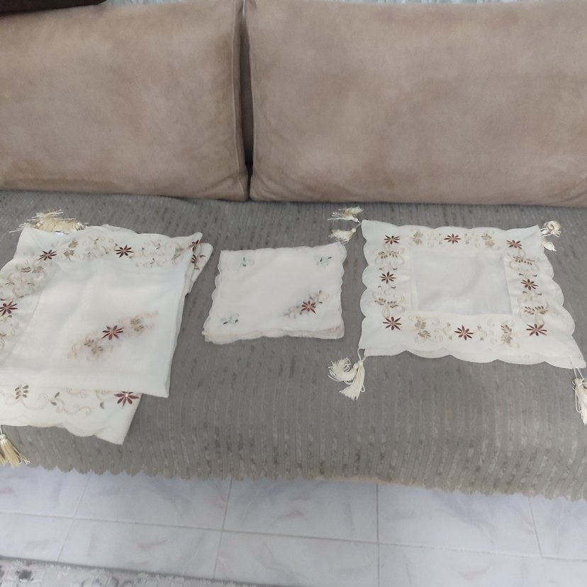 Nakışlı Beyaz Gri Masa Örtüsü - Görsel 3