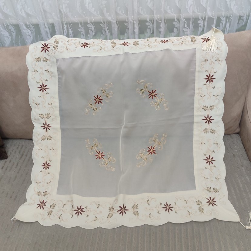 Nakışlı Beyaz Gri Masa Örtüsü - Görsel 2