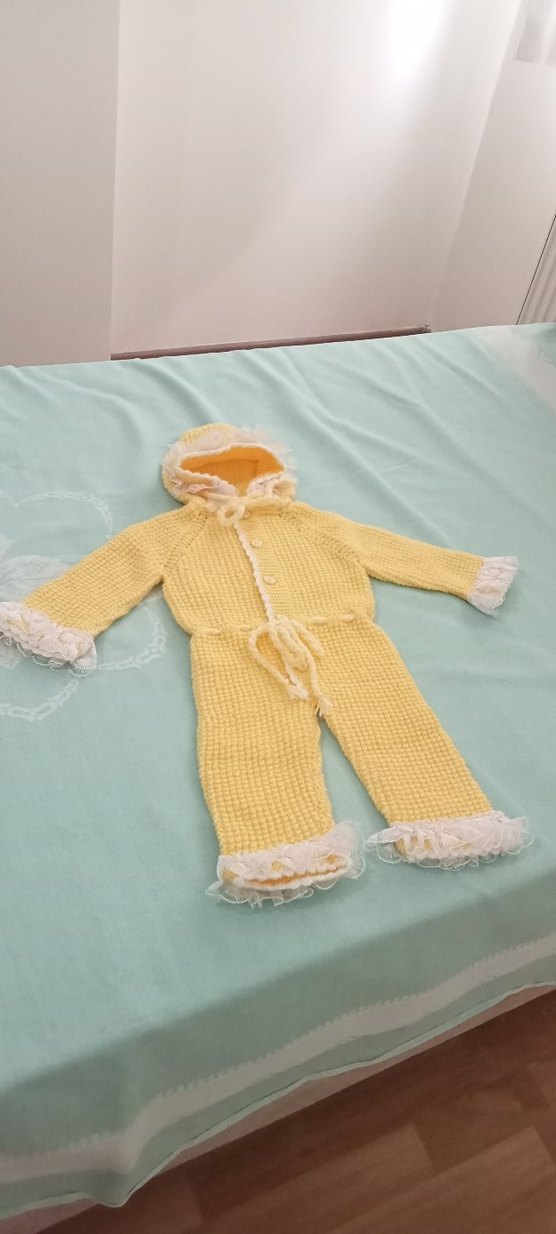 Sarı Kapüşonlu Örgü Bebek Kız Tulumu - Görsel 2