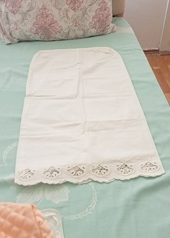 Beden beyaz Renk iki tane küstüm yastık tepesiyle birlikte