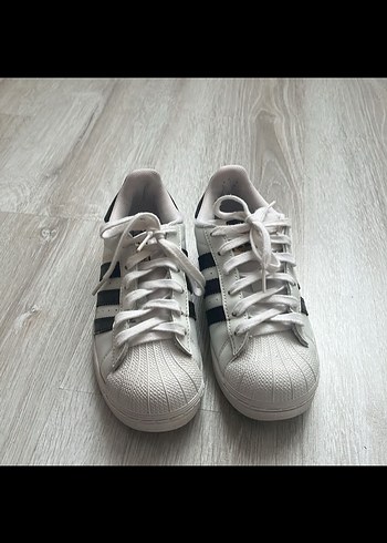 Adidas Beyaz Çizgili Düz Tabanlı Kadın Spor Ayakkabı
