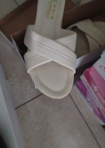 40 numara Beyaz Dolgu Topuklu Kadın Sandalet