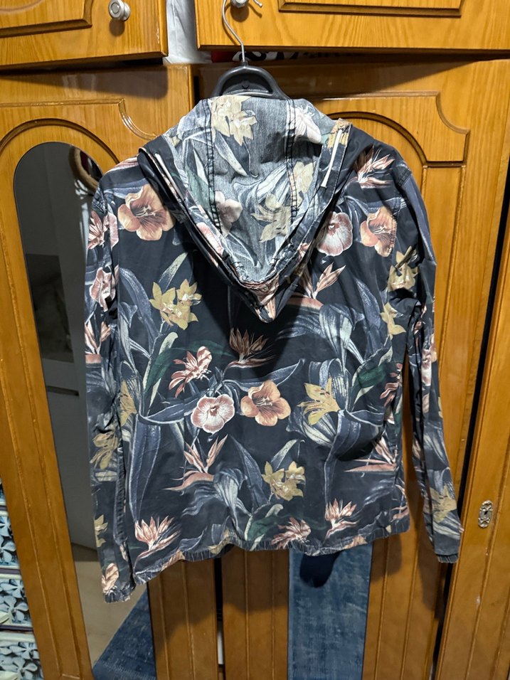 Çiçek Desenli Kapüşonlu Gri Kadın Ceket - Görsel 3