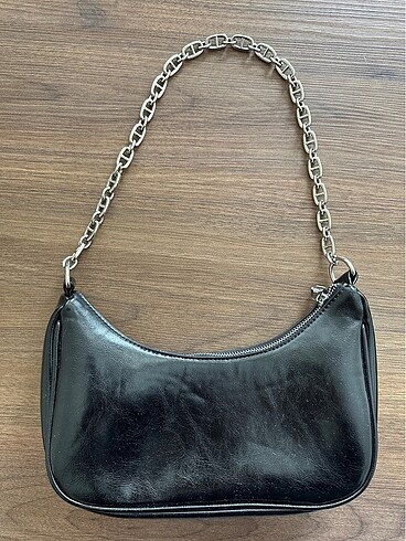 Stradivarius Siyah zımbalı çanta