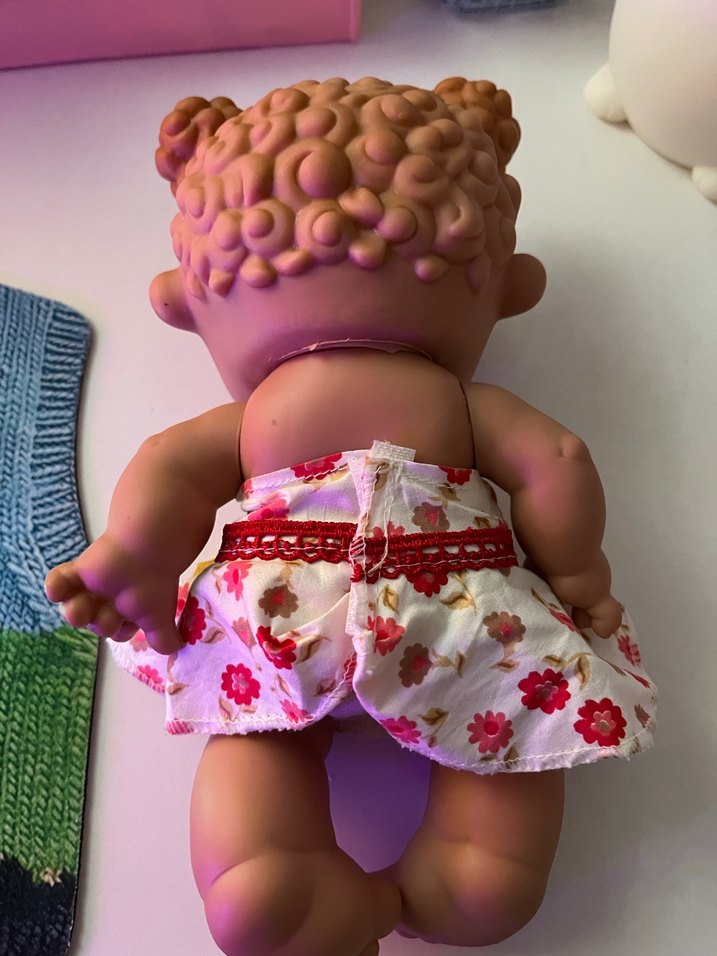 Çiçekli Elbiseli Renkli Bebek - Görsel 3