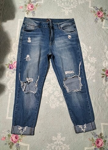 Yırtık detaylı jeans