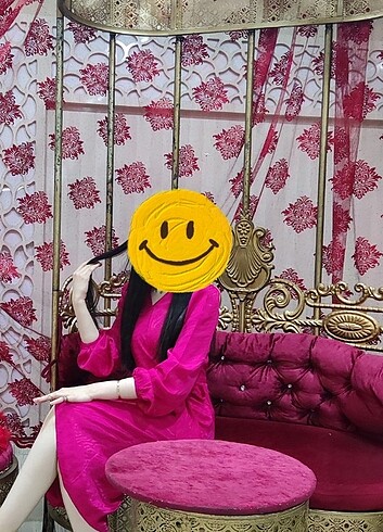 Fuşya pembe kendinden desenli kruvaze midi elbise abiye