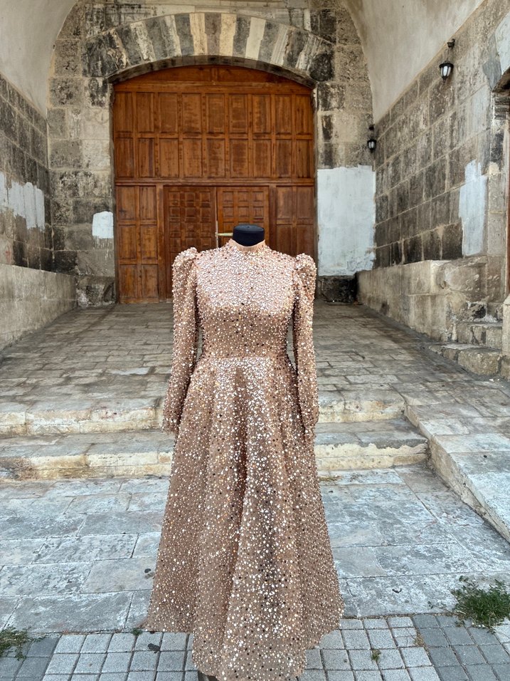 Uzun Parlak Camel Renkli Kadın Abiye Elbise - Görsel 3