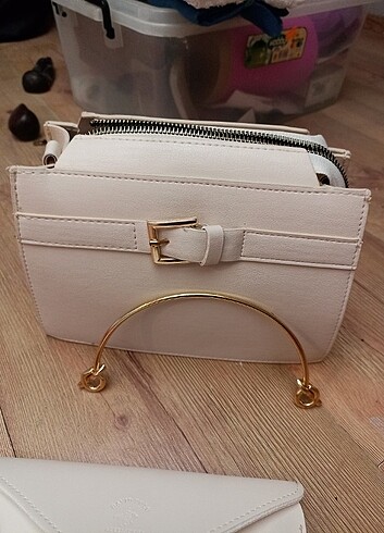 Beden ten rengi Renk Çanta ve clutch portföy çantası olarak iki parça