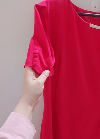 Kırmızı kol düğmeli elbise