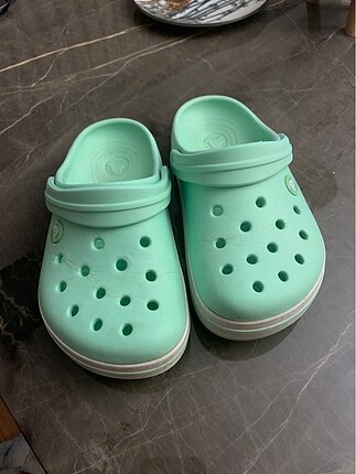 Crocs su yeşili