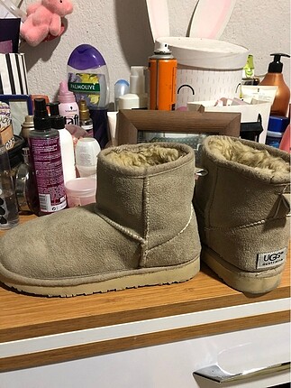 Yarım ugg bot