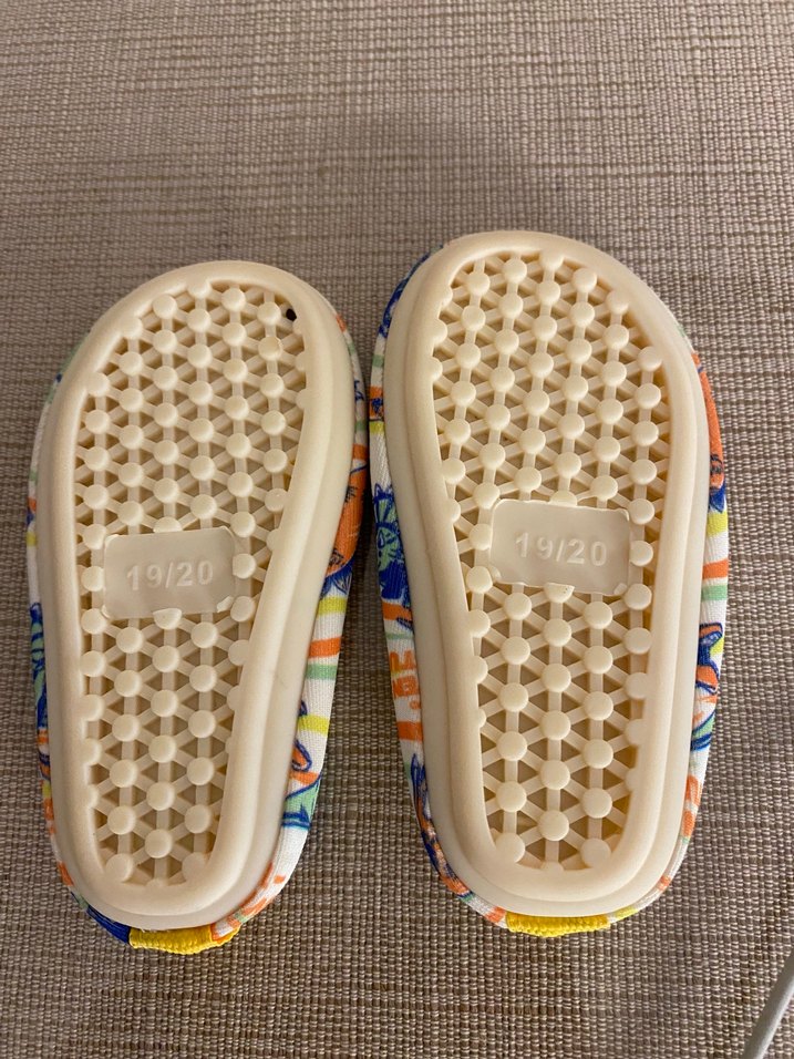 Çocuk Çok Renkli Kayışlı Kaydırmaz Terlik - Görsel 3