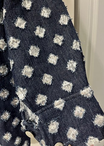 Melike Tatar Pul işlemeli kot ceket - Görsel 5