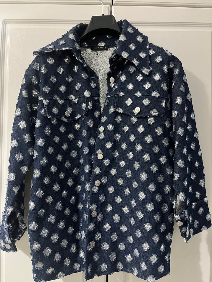 Melike Tatar Pul işlemeli kot ceket - Görsel 3