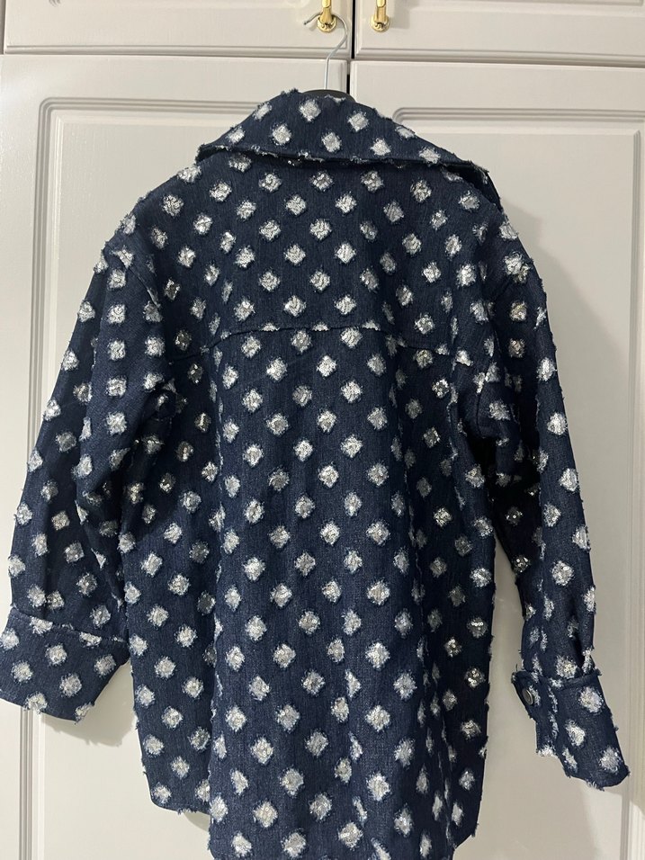 Melike Tatar Pul işlemeli kot ceket - Görsel 4