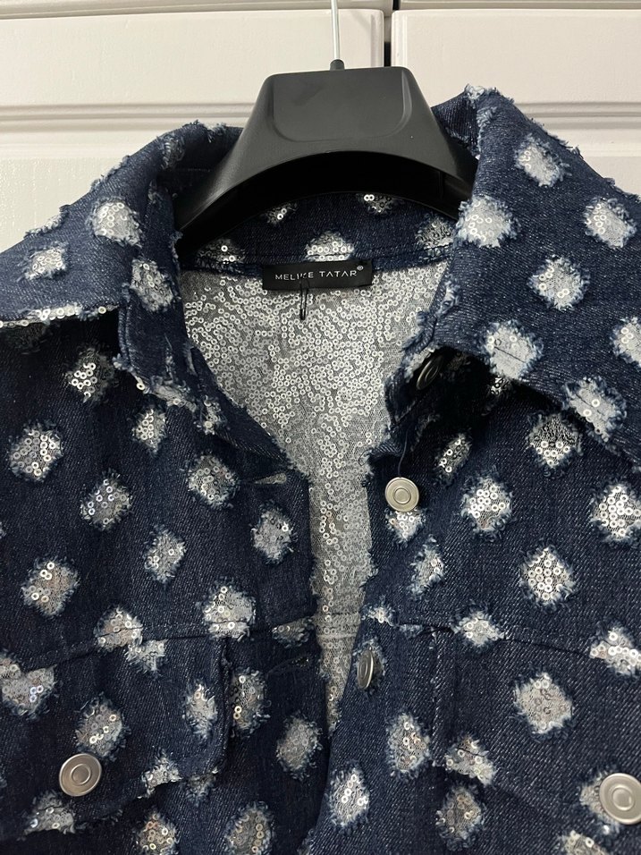 Melike Tatar Pul işlemeli kot ceket - Görsel 2