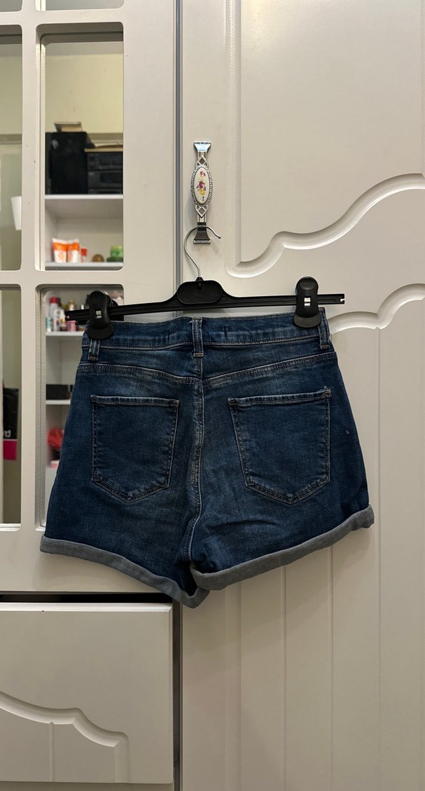 Nakışlı Kemerli Kadın Kot Şort - Görsel 2