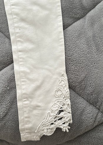 beyaz dantel paçalı çocuk pantolon - Görsel 2
