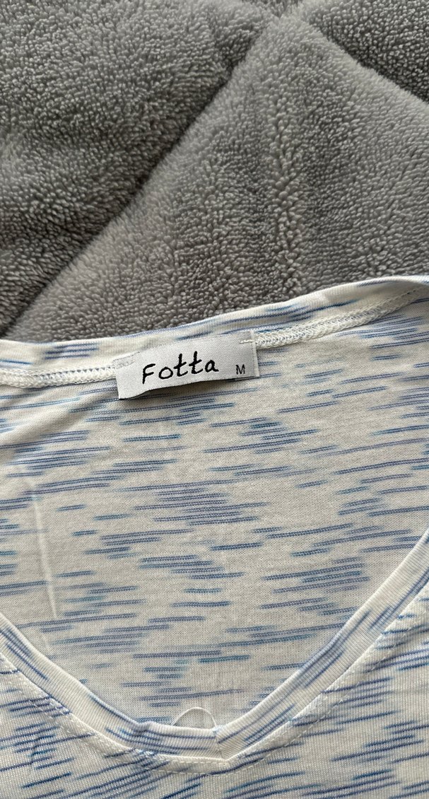 Gri V Yaka Kısa Kollu Kadın Tişört - Görsel 3