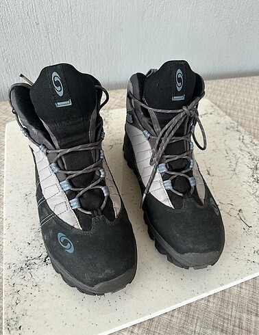 Salomon bot gore tex 43,5. Numara