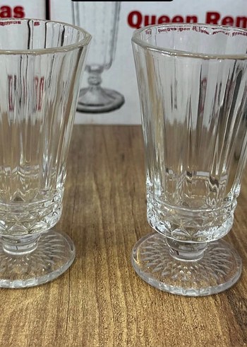 Parlak Beyaz Ayaklı Bardak Seti