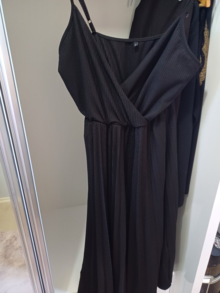 Askılı Siyah Piliseli Uzun Elbise - Görsel 2