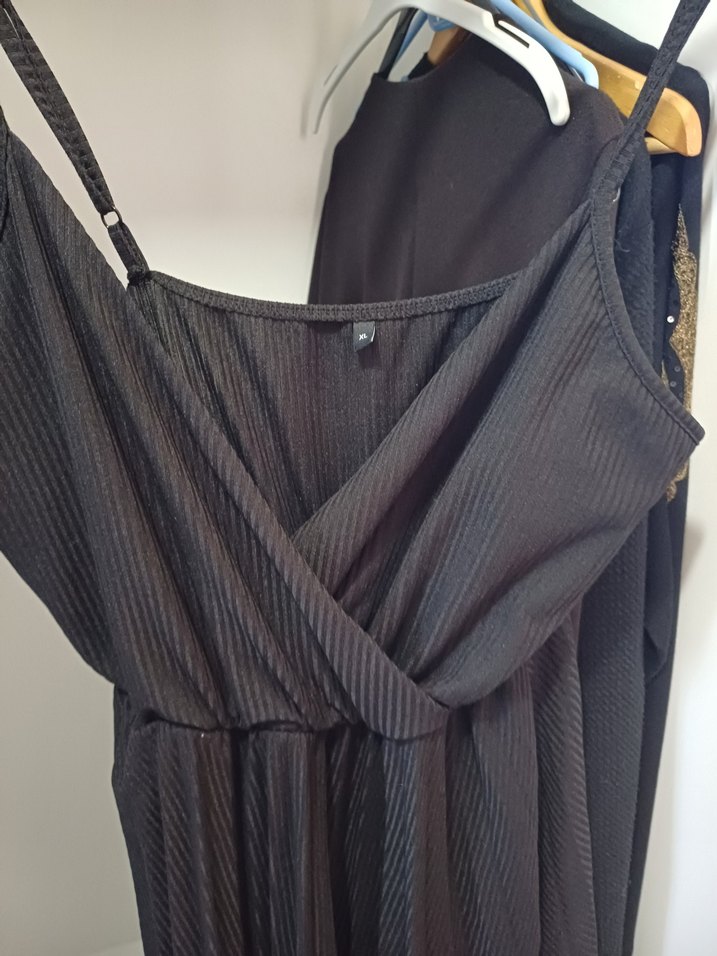 Askılı Siyah Piliseli Uzun Elbise - Görsel 3