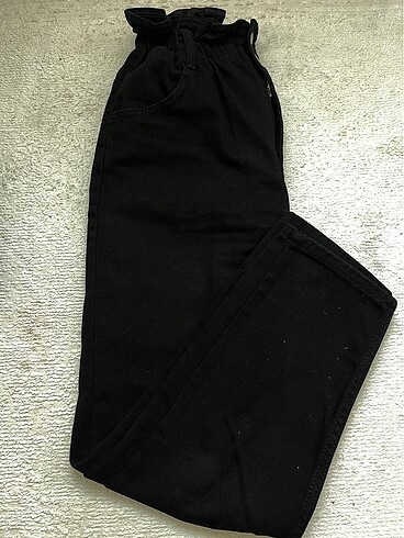 Beli lastikli siyah kot pantolon