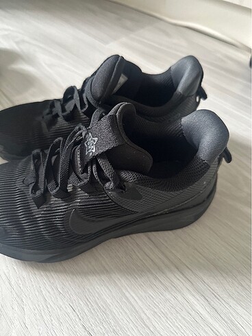 32 Beden siyah Renk 32 no temiz sağlam sayılı giyildi Orjinal Nike