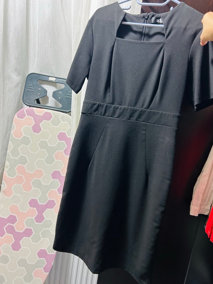 ASTARI OLAN KALIN KUMAŞ BİR ELBİSE KLİMALI OFİS ORTAMINDA GİYİLr - Görsel 2