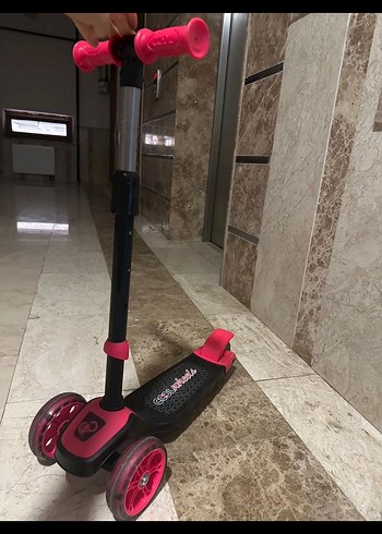 Karanlık Pembe Çocuk Scooter'ı - Görsel 3