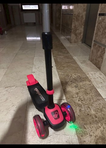 Karanlık Pembe Çocuk Scooter'ı - Görsel 2