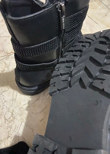 37 Beden Siyah Deri Tokalı Biker Kadın Bot