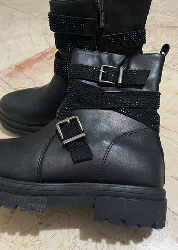 Nine West Siyah Deri Tokalı Biker Kadın Bot