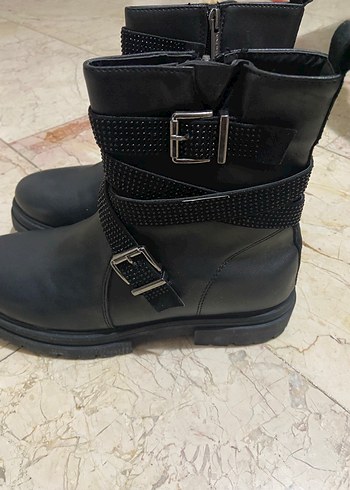 Siyah Deri Tokalı Biker Kadın Bot