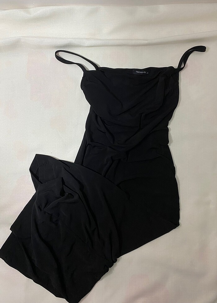 siyah vücuda oturan degaje yaka midi elbise - Görsel 2