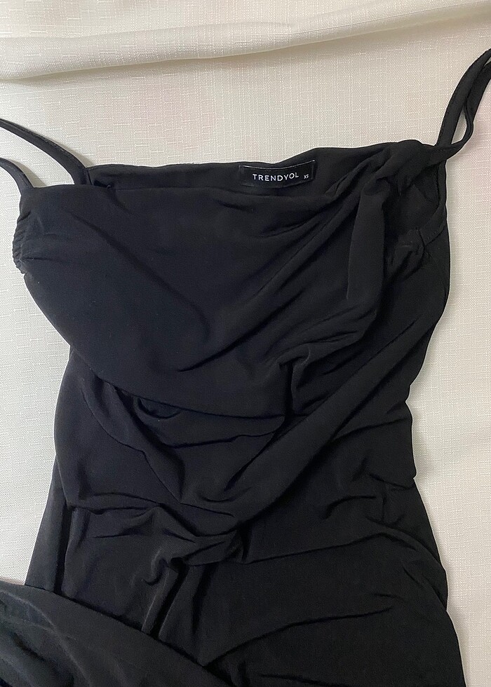 siyah vücuda oturan degaje yaka midi elbise - Görsel 3