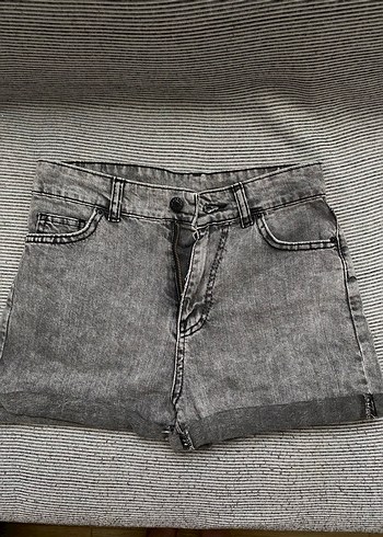 26 Beden Kadın Gri Kemerli Denim Kot Şort