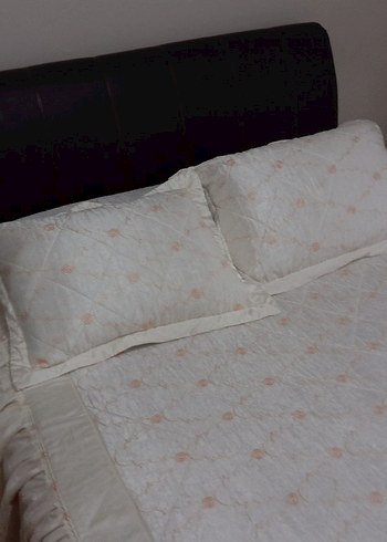 Nakışlı Beyaz çok temiz tiril tirilYatak Örtüsü - Görsel 4