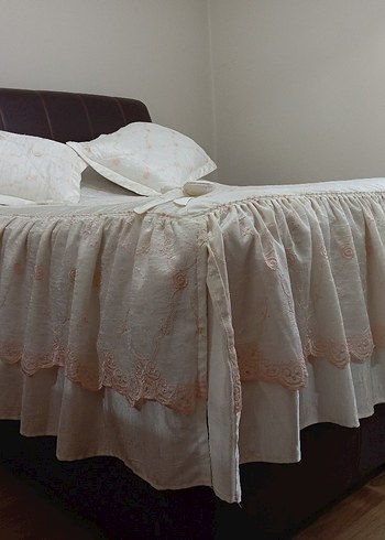 Nakışlı Beyaz çok temiz tiril tirilYatak Örtüsü - Görsel 2