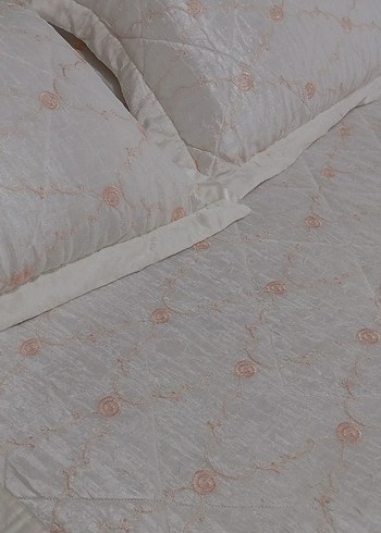 Nakışlı Beyaz çok temiz tiril tirilYatak Örtüsü - Görsel 3