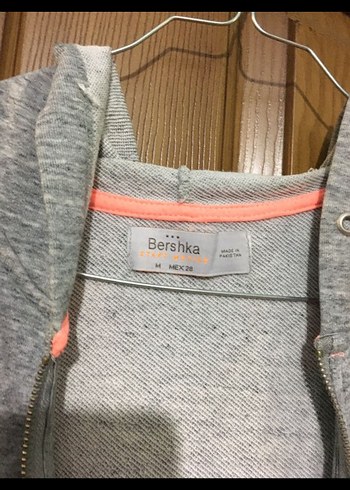 m Beden Bershka kolsuz kapüşonlu yelek hırka